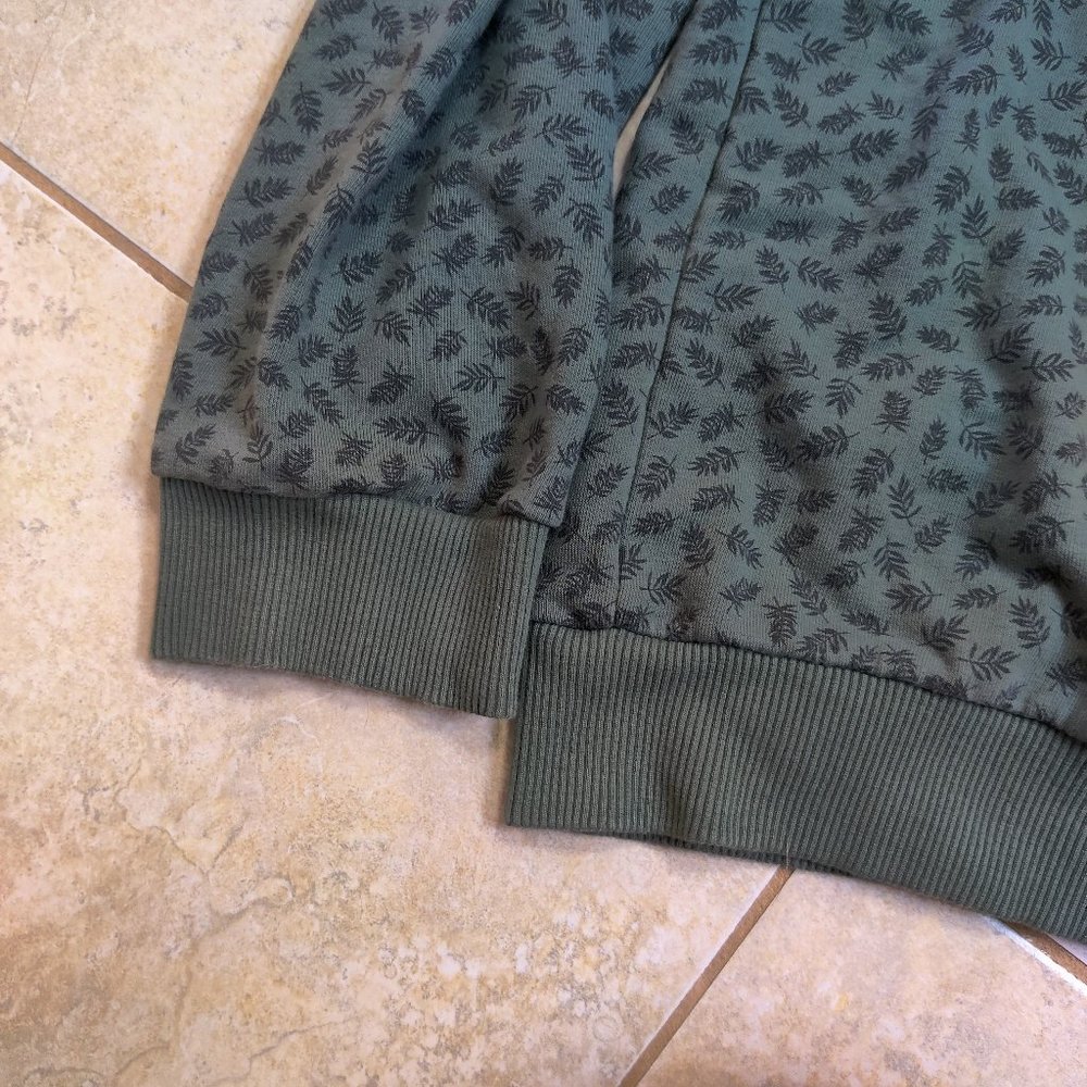💎✨ Forest Green Leafy Print Sweatshirt - Picture 4 of 5